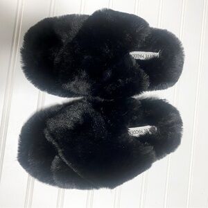 Steve Madden Fluffy Cozy Crisscrossed Slippers Women’s NWOT Excellent Condition